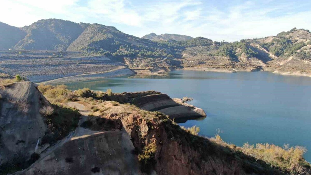 Aydın’da kuraklık etkisi, barajlardaki su seviyelerini ciddi şekilde düşürdü. Devlet Su İşleri (DSİ) verilerine göre, Kasım 2025 itibarıyla Kemer Barajı’nda doluluk yüzde 7, Çine Adnan Menderes’te yüzde 5, Gökbel’de yüzde 33, İkizdere’de yüzde 12, Topçam’da yüzde 19, Karpuzlu-Yaylakavak’ta yüzde 6, Karacasu Dandalaz’da yüzde 27 ve Adıgüzel Barajı’nda yüzde 9 seviyesinde ölçüldü. Özellikle içme suyu sağlayan İkizdere Barajı’ndaki düşük doluluk oranı, yetkililer ve halk için alarm niteliğinde.