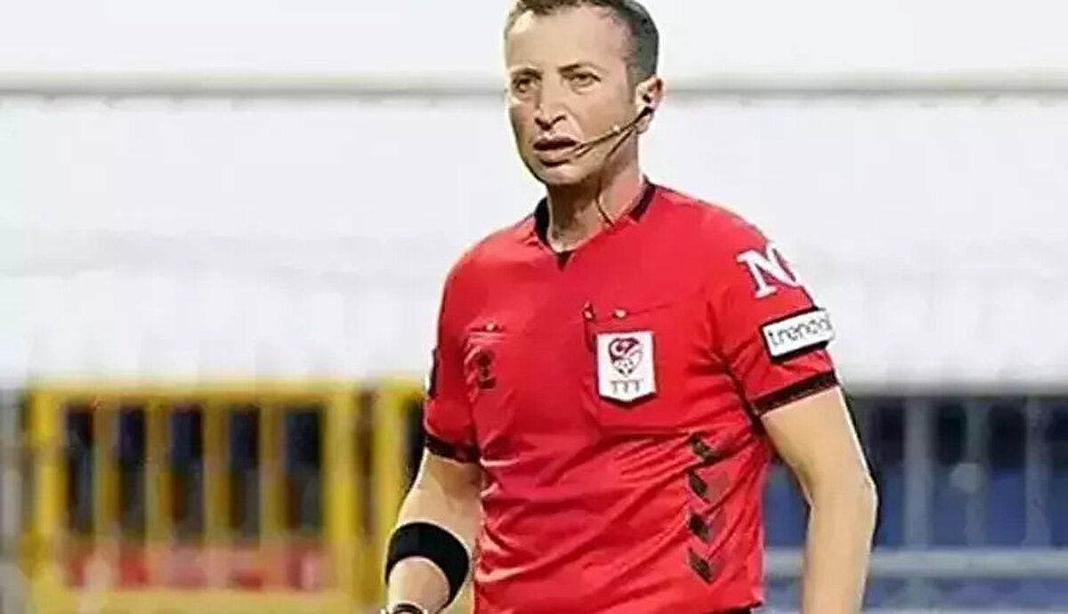 Trendyol Süper Lig'de nefesler tutuldu, gözler 1 Aralık Pazartesi günü oynanacak dev derbiye çevrildi. TFF Merkez Hakem Kurulu (MHK), Fenerbahçe - Galatasaray maçını yönetecek ismi açıkladı. Dev derbide düdük çalacak olan hakem Yasin Kol, futbolseverler tarafından en çok aranan isim oldu. Peki, Yasin Kol kimdir, kaç yaşında ve asıl mesleği ne? İşte Yasin Kol'un kariyeri ve Fenerbahçe karnesi.