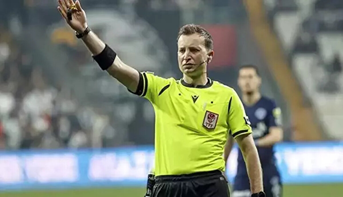 Yasin Kol kimdir, kaç yaşında?<br><br>15 Aralık 1987 doğumlu olan Yasin Kol, 37 yaşındadır. Sürmene Lisesi mezunu olan Kol’un asıl mesleği güvenlik görevlisidir. Hakemlik kariyerinde istikrarlı bir şekilde yükselen Kol, profesyonel liglerdeki ilk önemli görevini 3 Mart 2019’da Süper Lig’de 4. hakem olarak almıştır.<br><br>2020-2021 sezonundan itibaren orta hakem olarak görev yapan Yasin Kol, son yıllarda Süper Lig’de birçok kritik maçta düdük çalmıştır.