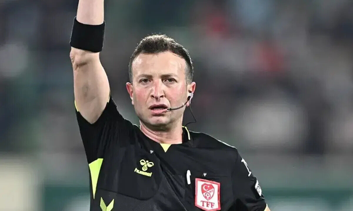 Fenerbahçe – Galatasaray derbisini yönetecek<br><br>MHK’nin resmi açıklamasına göre, 1 Aralık Pazartesi günü Kadıköy’de oynanacak kritik Fenerbahçe – Galatasaray derbisinin hakemi Yasin Kol olacak. Derbi öncesi hakemin geçmiş performansı ve kariyeri, futbolseverler tarafından yakından takip ediliyor.