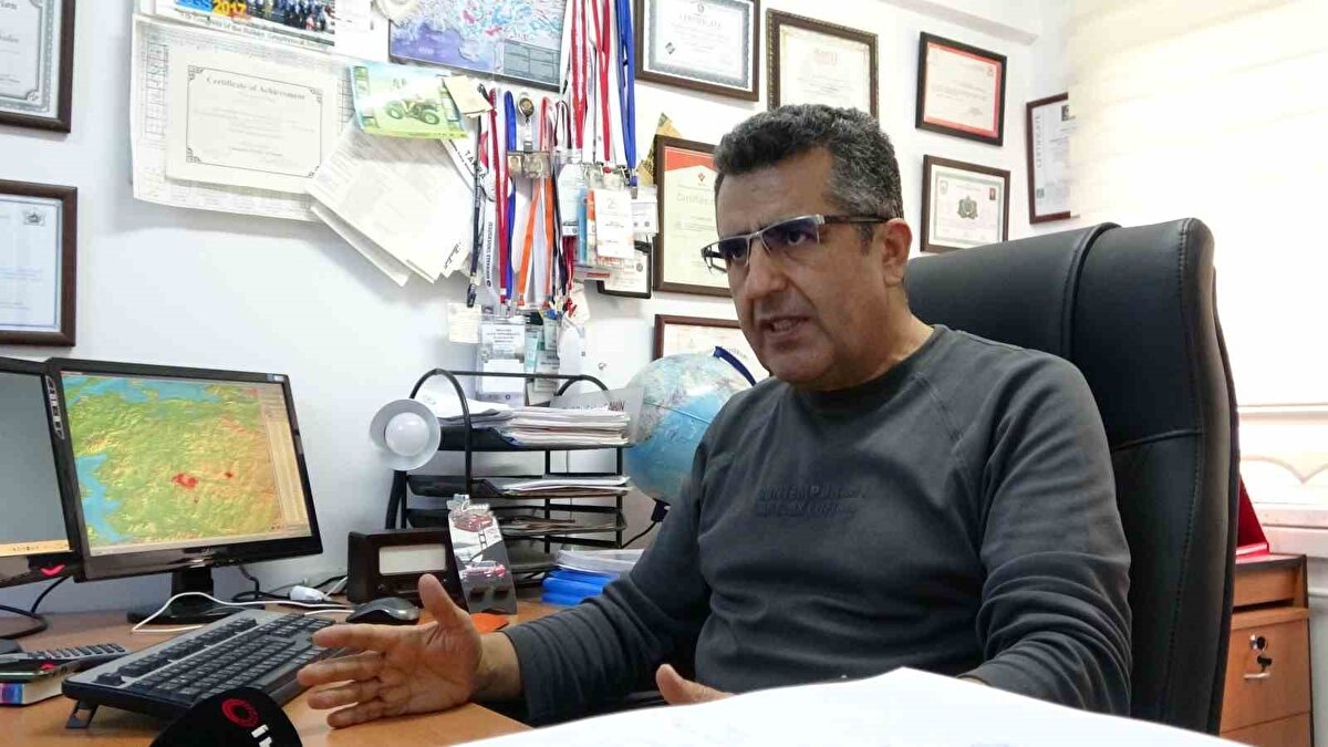 Metan Gazı ve Yangın Riski<br><br>Prof. Dr. Şahin, çekilen göl alanlarında ortaya çıkan metan gazının binaların altında birikerek ciddi yangın tehlikesi yaratabileceğini ifade etti. “Üst basınç azaldıkça metan gazı yüzeye çıkıyor ve hava ile temas ettiğinde kolayca tutuşabiliyor. Acil önlem alınmazsa yangın ve bina çökmesi kaçınılmaz” dedi.