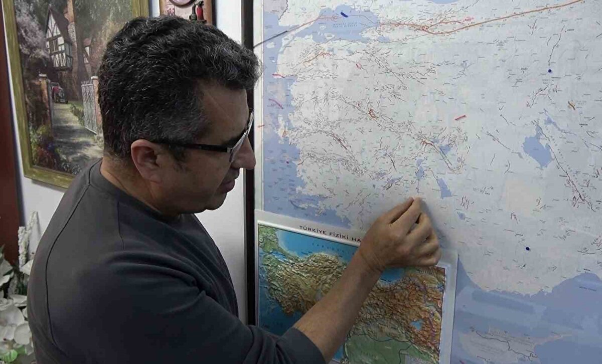 Bölgesel Felaket Kapıda<br><br>Prof. Dr. Şahin, Eğirdir Gölü’nün kurumasının ekosistemi bozacağını, tarımsal üretimi azaltacağını ve bölgesel iklimi olumsuz etkileyeceğini belirterek acil önlem çağrısında bulundu. “Yarışlı ve Akşehir göllerindeki felaketler bunun somut örneğidir. Eğirdir de benzer bir riske maruz kalıyor. Kaçak kuyuların önlenmesi ve su tasarrufu şart” ifadelerini kullandı.