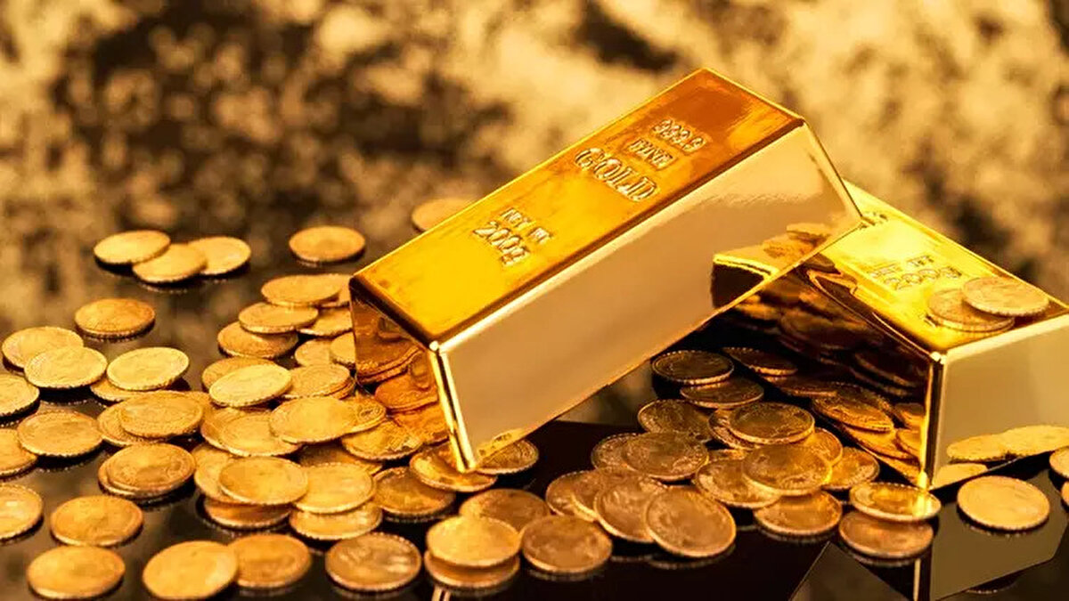 “Ons altın 4 bin doların üzerinde pahalı”<br><br>İslam Memiş, ons altın fiyatının 4.000–4.200 dolar bandında gidip geldiğini belirterek teknik analizinin bu seviyelerin “pahalı” olduğuna işaret ettiğini söyledi. Memiş, yıl sonuna kadar yatay hareketin devam edeceğini öngördüğünü dile getirdi.<br><br>“Bu kişisel bir hissiyat ama Rusya–Ukrayna cephesinde barış sağlanmadan altın almayı tercih etmiyorum” diyen Memiş, kısa vadeli yatırımcıların temkinli olmasını, uzun vadeli yatırımcıların ise alımlarına devam edebileceğini ifade etti.