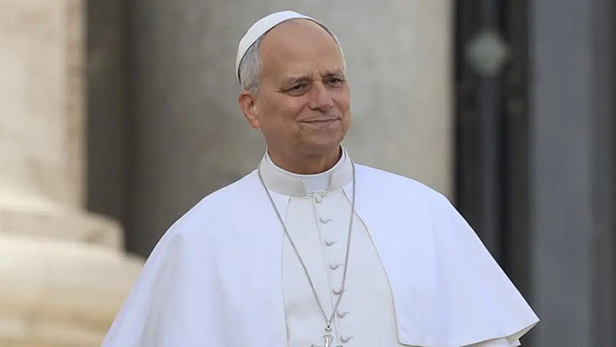 Katolik dünyasının yeni ruhani lideri Papa XIV. Leo, göreve başlamasının ardından ilk uluslararası ziyaretini Türkiye’ye gerçekleştiriyor. Bu tercih, sadece diplomatik bir jest olarak değil, aynı zamanda önceki Papa Francesco’nun “Halefim mutlaka İznik’i ziyaret etsin” vasiyetinin yerine getirilmesi açısından da önem taşıyor. Papa Francesco’nun Birinci İznik Konsili’nin 1700. yılı için planladığı ziyaret, kendisinin Nisan ayında yaşamını yitirmesi nedeniyle gerçekleşememişti.