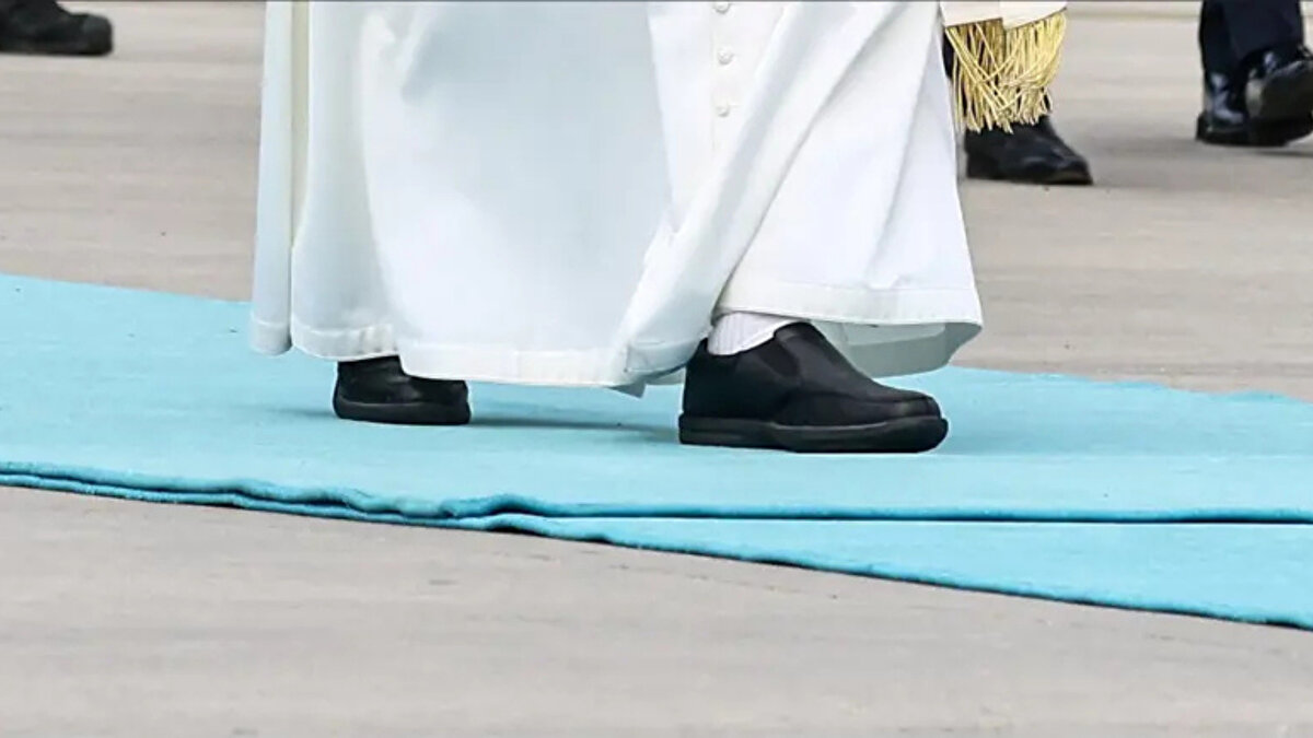 Kırmızı ayakkabıları bırakan Papa Leo’dan farklı semboller<br><br>Vatikan protokolünde Papa’ların tercihleri başlı başına bir mesaj niteliği taşıyor. Papa Leo ise kendisinden önce gelenlerin çoğu tarafından kullanılan kırmızı ayakkabı, gösterişli tören giysileri ve klasik Papa süslemelerinden uzak duruyor. Leo’nun kendine özgü sade tarzı, Türkiye ziyaretinde de devam etti ve protokol yorumcularının dikkatini çekti.