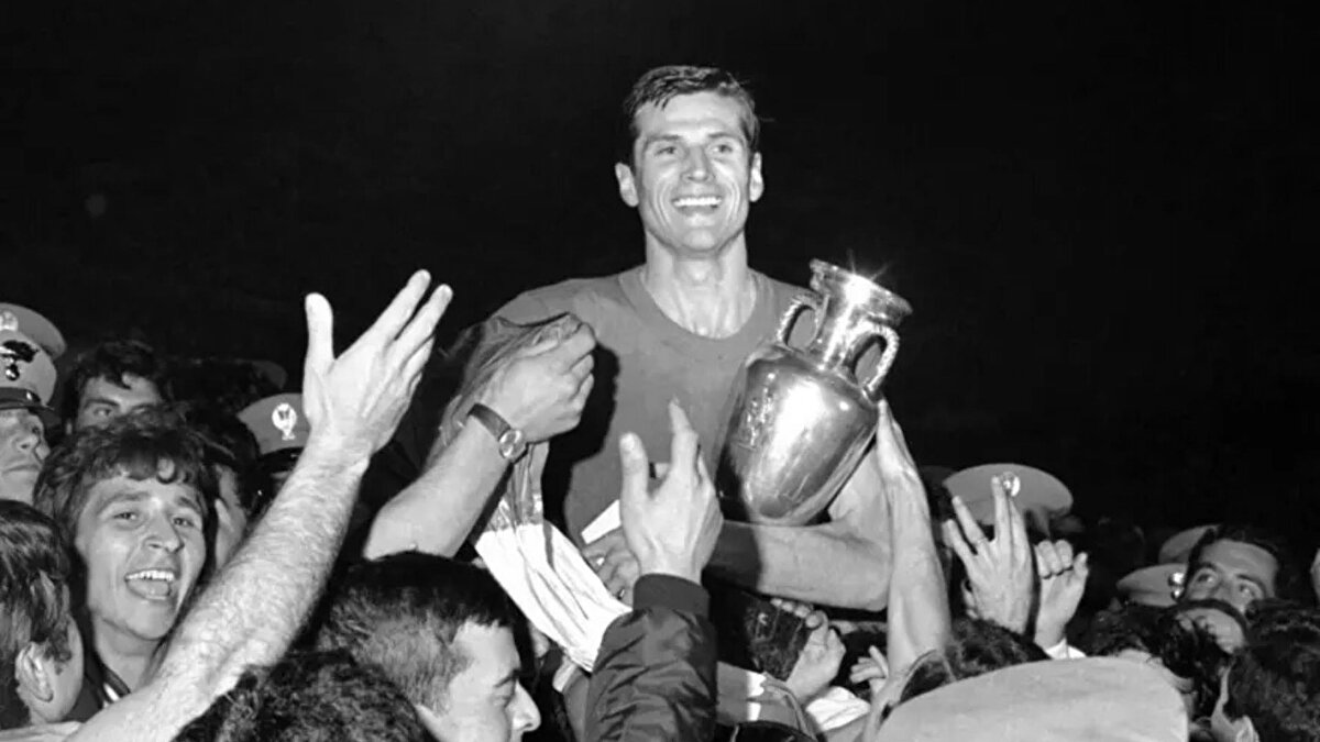 Facchetti imzalı uçakla Türkiye’ye geliş: futbol bağlantısı<br><br>Papa Leo, Ankara’ya İtalyan Havayolları’nın “Giacinto Facchetti” isimli uçağıyla geldi. Uçağın üzerindeki isim, tesadüf olsa da dikkat çekici bir ayrıntı barındırıyor. İtalyan futbol efsanesi Facchetti’nin ilk milli maçı 1963 yılında İstanbul’da Türkiye’ye karşıydı. Papa Leo’nun Roma futbol takımına sempatisi bilindiğinden, bu detay ziyaret yorumlarına sembolik bir katman daha ekledi.