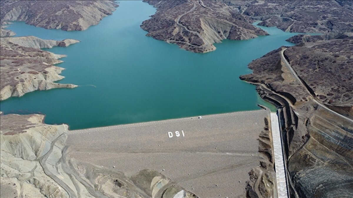 “Bu seviyeler daha önce de görüldü, kesinti beklemiyorum”<br><br>Prof. Toros, yüzde 19 seviyesinin geçmiş yıllarda daha aşağı indiğini hatırlatarak, kısa vadede planlı su kesintisi ihtimalinin düşük olduğunu ifade etti. Toros’a göre aralık ayında beklenen yağışlarla barajlardaki düşüş yavaşlayacak; soğuyan hava nedeniyle buharlaşma da azalacak.