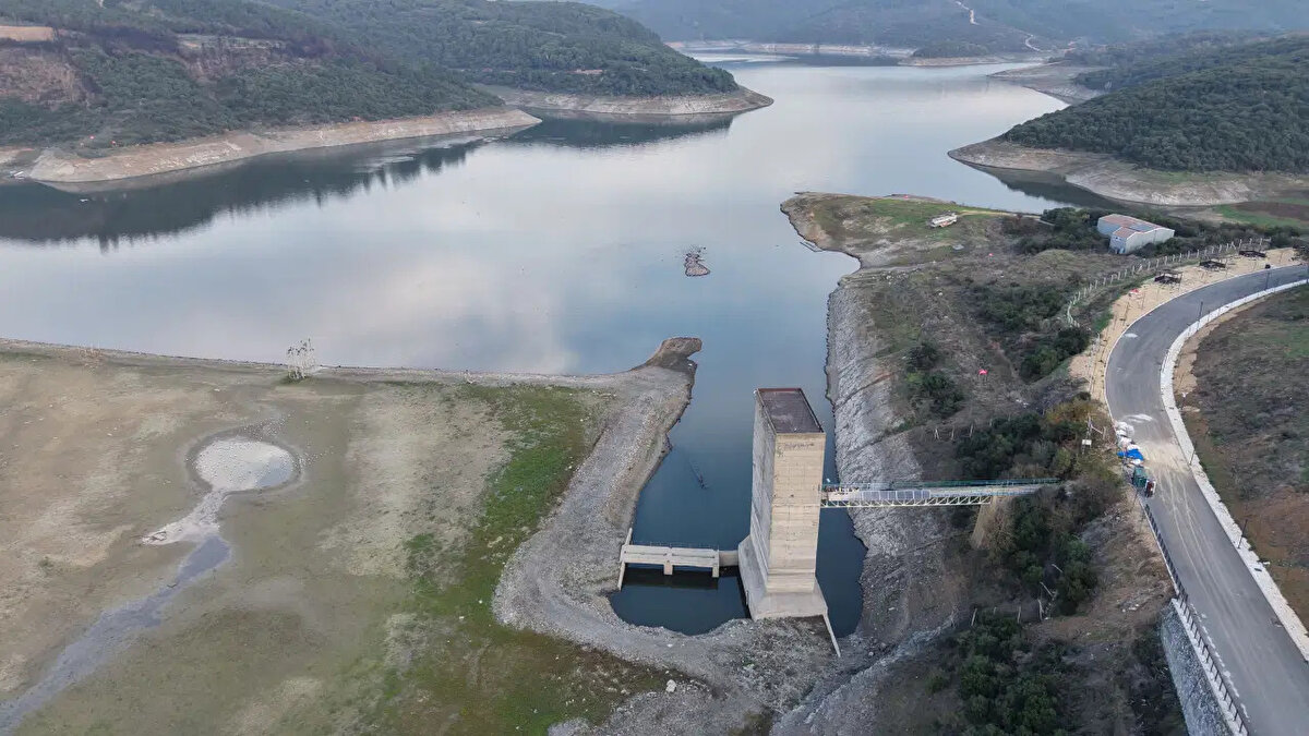 Kalıcı çözüm: Kademeli tarife, yağmur hasadı ve su yönetimi<br><br>Uzmanlara göre İstanbul’un su yönetiminde yapısal tedbirlere ihtiyaç var. Toros, günlük kişi başı su kullanımının 200 litrenin üzerindeyken bunun 100 litre seviyesine düşürülmesi gerektiğini belirtti.<br>Basınç düşürücü sistemler, kademeli faturalar, bina çatılarında yağmur suyu toplama sistemleri ve yağmur vergisi gibi uygulamaların Türkiye’de su tasarrufuna önemli katkı sağlayabileceğini ifade etti.