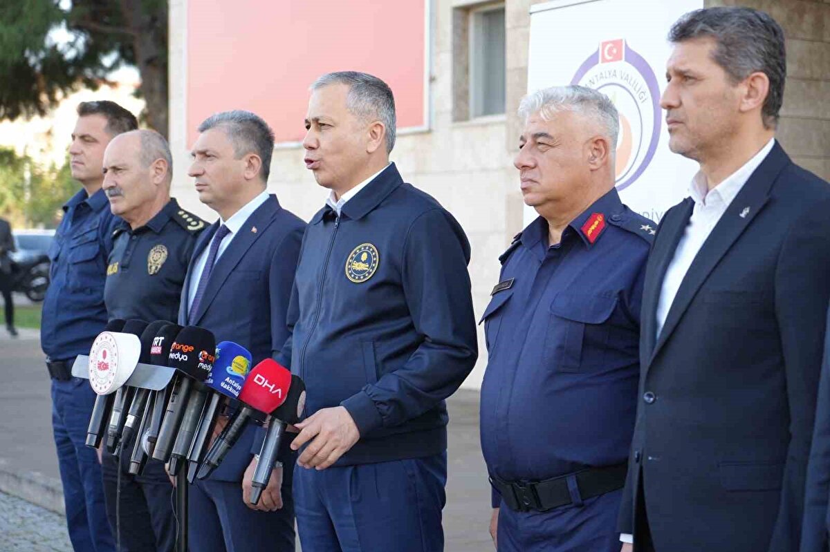 Bakan Yerlikaya, operasyonlarda emeği geçen tüm güvenlik güçlerine teşekkür ederek konuşmasını tamamladı.