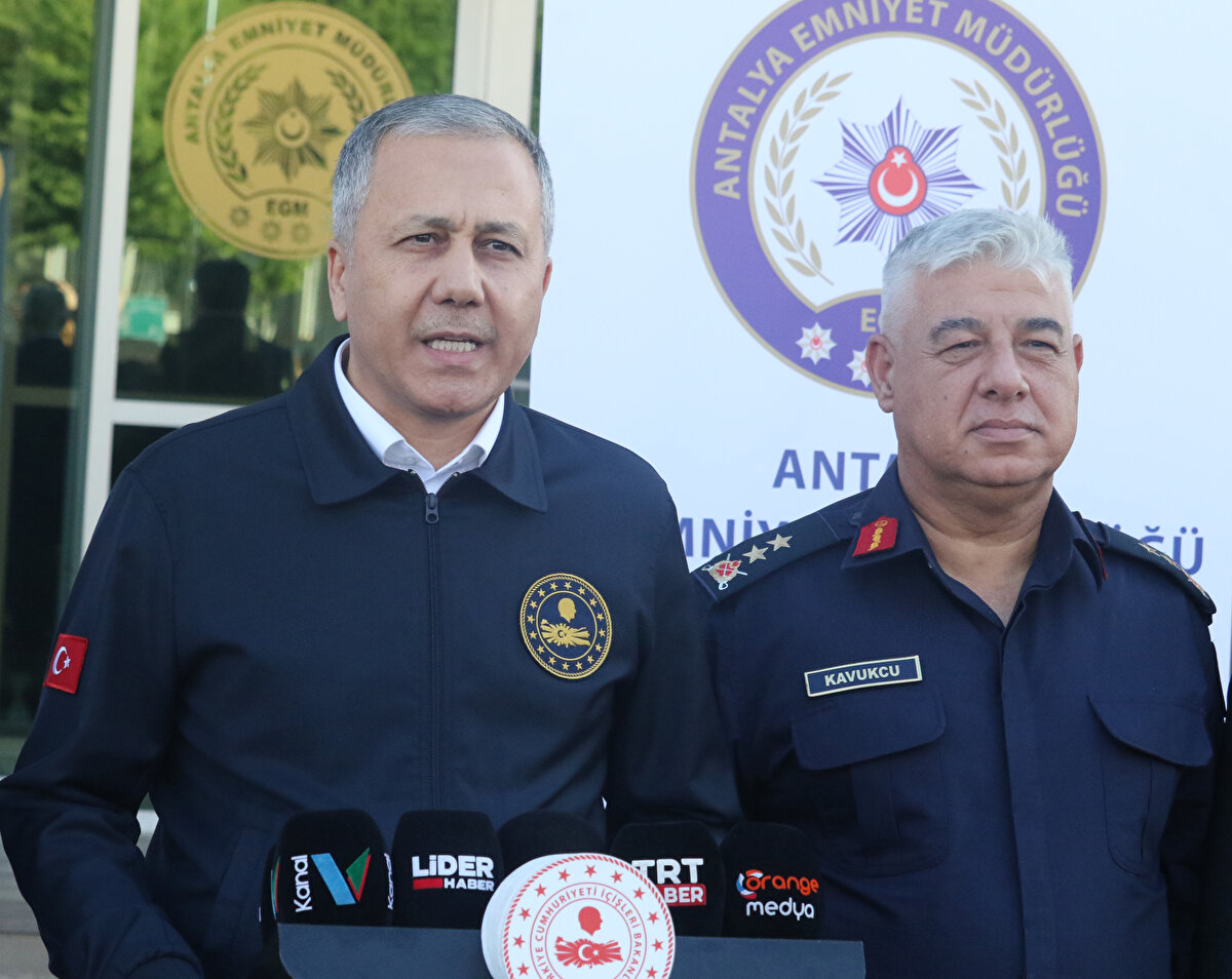 Operasyonun kapasitesi: 2.753 polis, İHA’lar ve deniz aracı görevde<br><br>Yerlikaya’nın verdiği bilgilere göre operasyonda 609 ekip, 2.753 polis, bir helikopter, iki İHA, üç drone, bir deniz aracı ve 35 narkotik dedektör köpeği görev aldı. Çok yönlü baskınlarda 458 şüpheli gözaltına alındı.<br><br>Antalya İl Emniyet Müdürlüğü’nde düzenlenen basın toplantısında konuşan Bakan Yerlikaya, operasyonun hazırlık sürecine ilişkin detayları da paylaştı. Torbacı olarak bilinen sokak satıcılarına yönelik dört aya yayılan teknik takip sonucunda bağlantıların tek tek çözüldüğünü ve örgüt yapısının net biçimde ortaya konduğunu aktardı.