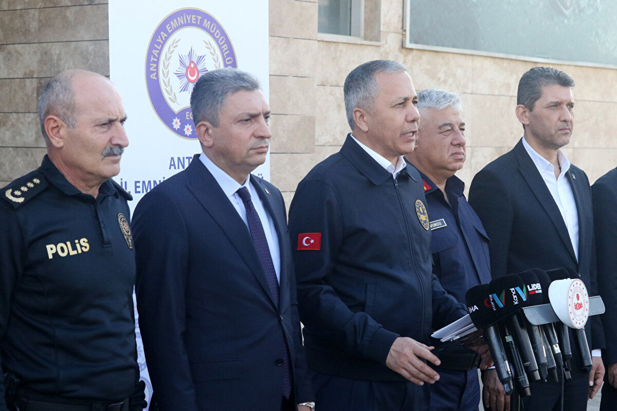 İçişleri Bakanı Ali Yerlikaya, Antalya merkezli geniş çaplı bir uyuşturucu operasyonunun sabah saatlerinde başarıyla icra edildiğini duyurdu. “Narkokapan Antalya-2” adı verilen operasyonda, Türkiye’nin dört bir yanında belirlenen 414 adrese aynı anda baskın düzenlendi.