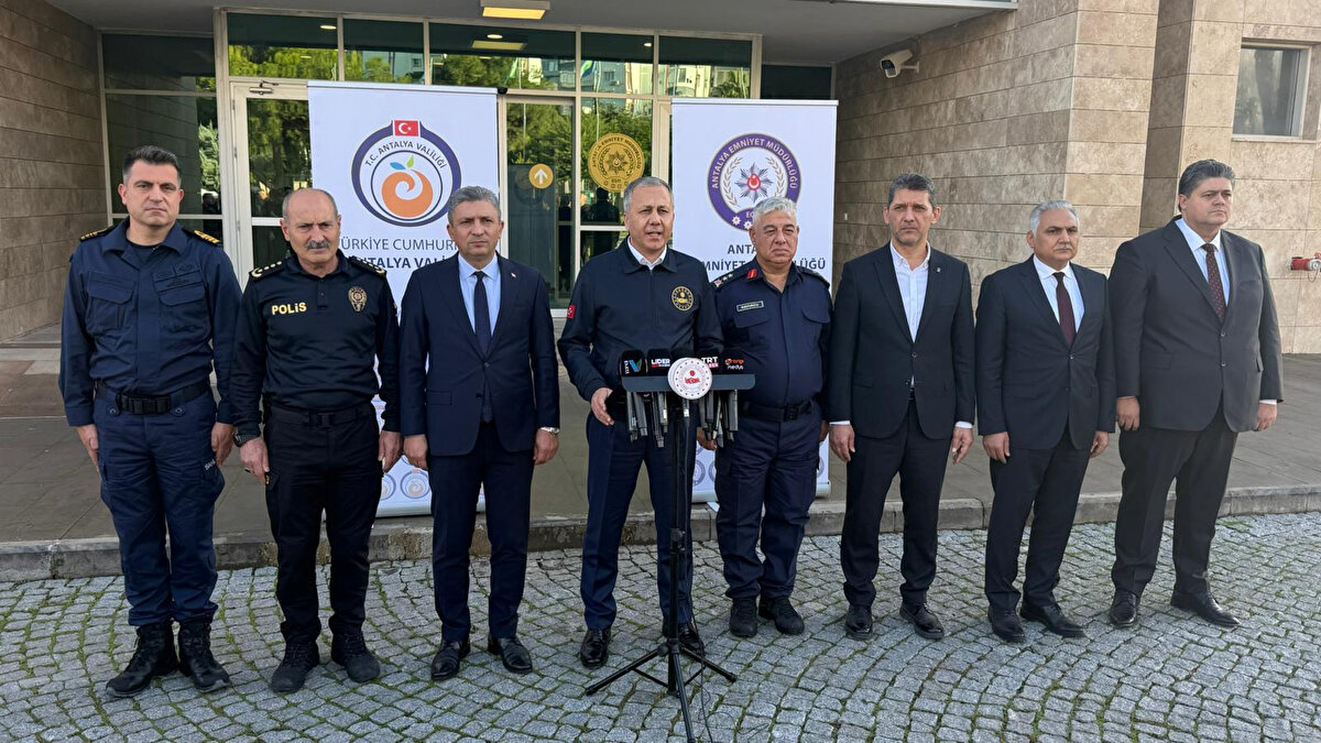 “345 narkotik örgütünü çökerttik”<br><br>Uyuşturucuya karşı yürütülen mücadelenin sonuç verdiğini vurgulayan Yerlikaya, göreve geldiğinden bu yana yapılan operasyonlarla:<br><br>93.279 zehir tacirinin tutuklandığını<br><br>225 ton uyuşturucu maddenin ele geçirildiğini<br><br>260 milyon hapın imha edildiğini<br><br>Yaklaşık 18 ton kimyasal maddenin bloke edildiğini söyledi. Ayrıca bugüne kadar 345 narkotik organize suç örgütünün etkisiz hale getirildiğini belirtti.