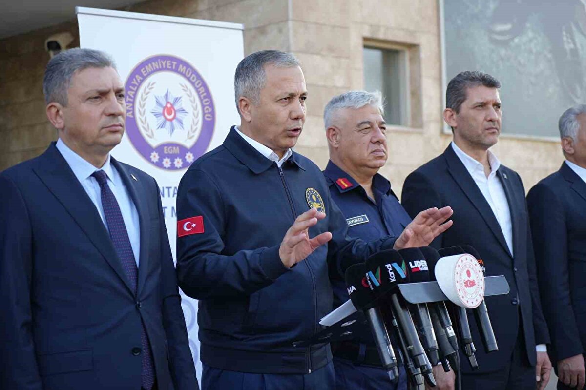 “Türkiye, Avrupa’daki ters trendin aksine başarı hikâyesi yazıyor”<br><br>Avrupa’da uyuşturucu kullanımının artış eğiliminde olduğuna dikkat çeken Yerlikaya, uluslararası verilerin Türkiye’nin bu grafiği tersine çevirmeyi başaran az sayıdaki ülkeden biri olduğunu gösterdiğini ifade etti.<br><br>Birleşmiş Milletler Uyuşturucu ve Suç Ofisi verilerine göre:<br><br>Avrupa’da 15–64 yaş aralığında hayatında en az bir kez uyuşturucu kullandığını söyleyenlerin oranı %29,<br><br>Türkiye’de ise bu oran yalnızca %3.1.<br><br>2025 Avrupa Uyuşturucu Raporu’na göre Avrupa’daki uyuşturucuya bağlı ölüm oranı milyonda 24.7, Türkiye’de ise 5.1.<br><br>Yerlikaya, bu sonuçların Türkiye’nin kararlı duruşunun somut göstergesi olduğunu söyledi.