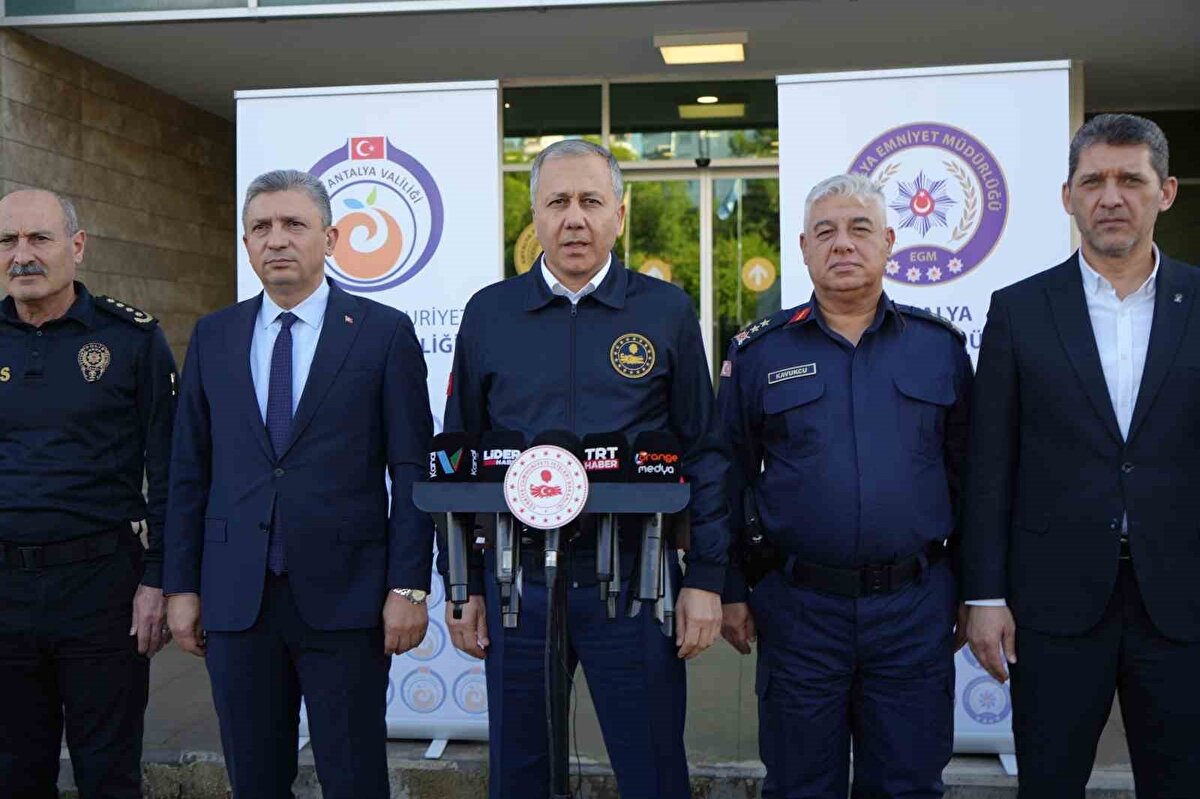 “Bir tek evladımızı bile kaybetmeye tahammülümüz yok”<br><br>Uyuşturucunun yalnızca güvenlik meselesi değil, toplumun temel dokusunu yıpratan büyük bir tehdit olduğunu belirten Yerlikaya şu mesajları verdi:<br><br>“Bu mücadelede geri adım yok. Gençlerimizi bu bataklığa çekmek isteyenlere fırsat tanımayacağız. Bir kişiyi kurtarmak bir aileyi ayakta tutmaktır.”<br><br>Mücadelede sadece sahadaki operasyonlara değil, eğitim, rehabilitasyon ve farkındalık çalışmalarına da önem verdiklerini söyleyen Yerlikaya, toplum bilincinin yükselmesinin talebi azaltmada kritik rol oynadığını ifade etti.