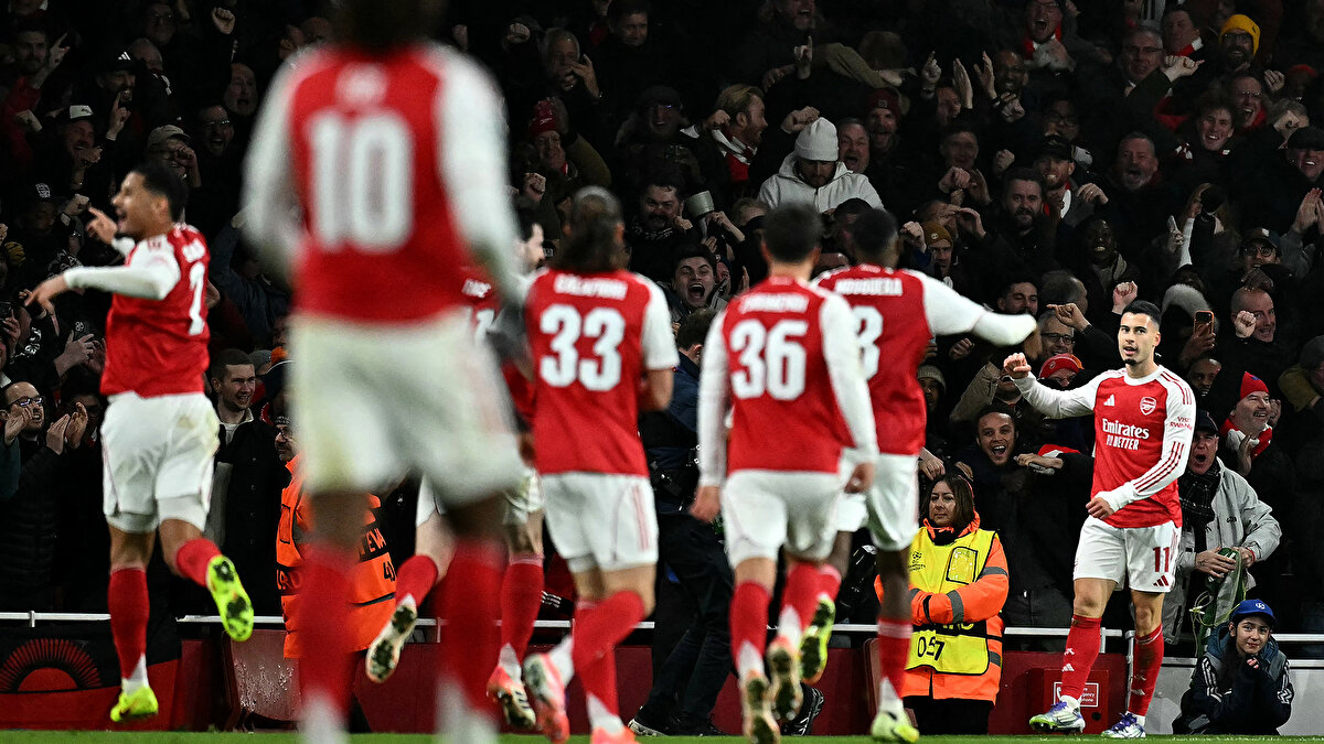 Ligde 5'te 5 yapan Arsenal, 15 puanla zirvede yer aldı ve namağlup olan tek takım konumuna geldi. <br>