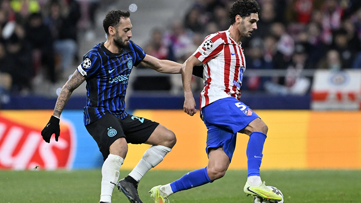 HAKAN ÇALHANOĞLU SON DAKİKALARDA YIKILDI<br><br>Inter ise milli oyuncu Hakan Çalhanoğlu'nun 72 dakika görev yaptığı mücadelede Atletico Madrid'e konuk oldu. <br>Ev sahibi takım, Julian Alvarez ve Jose Gimenez'in son dakikalarda attığı golle 2-1 galip geldi.