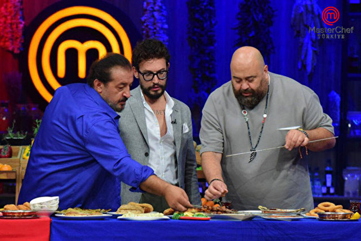 26 Kasım MasterChef Kim Elendi?<br><br>MasterChef Türkiye'nin 26 Kasım Çarşamba akşamı yayınlanan bölümünde eleme heyecanı yaşandı. Potada yer alan Ayla, Çağatay, Murat Can ve Mert şeflere en iyi tabağı sunmak ve yarışmada kalabilmek için tezgah başına geçti.<br><br>Gecenin sonunda yapılan tadımların ardından en başarısız tabağı yaparak MasterChef Türkiye 2025 hayallerine veda eden isim Murat Can oldu. Murat Can, rakiplerinden daha düşük performans sergileyerek yarışmadan elendi.