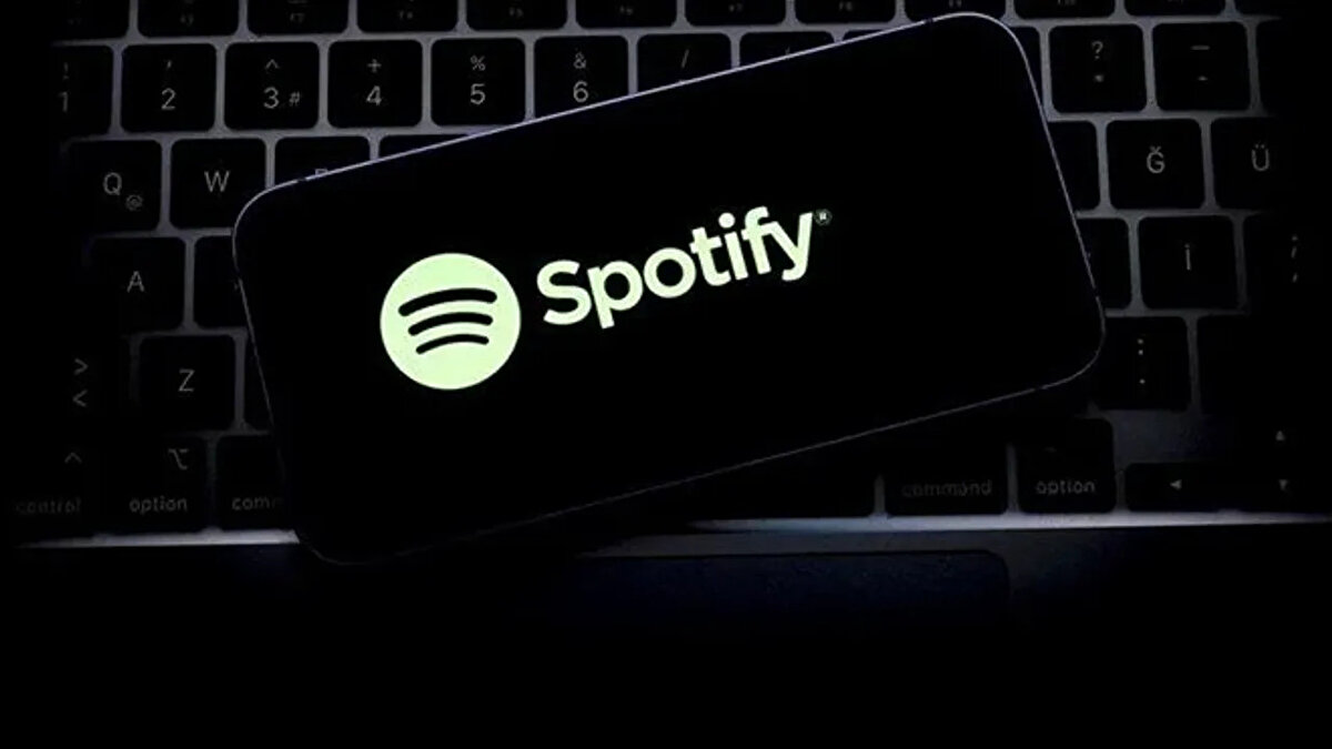 Ancak Spotify uygulaması içerisindeki hareketlilik dikkat çekiyor. Web ve mobil uygulama üzerinden 'Wrapped' sayfasına giren kullanıcılar şu anda, "Dinleme deneyimindeki önemli anlar ve daha fazlası. Sevdiğin içerikleri çalmaya devam et, Özetin hazır olduğunda sana haber verelim" uyarısı ile karşılaşıyor. Ayrıca platform, kullanıcılarına 2025 özetini en iyi şekilde deneyimlemeleri için uygulamanın son sürümünü edinmelerini tavsiye ediyor.