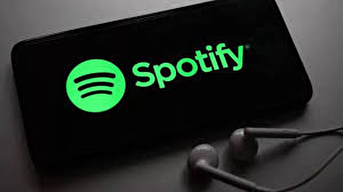 Spotify Özeti (Wrapped) Nedir ve Nasıl Bakılır?<br><br>Spotify Wrapped, dijital müzik platformunun kullanıcılarına sunduğu yıllık bir karnedir. Bu özet ile birlikte şunları görebilirsiniz:<br><br>2025 yılı içerisinde en çok dinlediğiniz şarkılar (Hit parçalar).<br><br>Dinlemeye doyamadığınız favori sanatçılarınız.<br><br>En çok vakit geçirdiğiniz müzik türleri ve podcastler.<br><br>Yıl boyunca müzik dinleyerek geçirdiğiniz toplam süre.<br><br>Özet yayınlandığında Spotify uygulamasının ana sayfasında veya arama kısmına "Wrapped" yazılarak kişisel istatistiklere ulaşılabilir ve bu veriler sosyal medya platformlarında (Instagram Story vb.) paylaşılabilir.