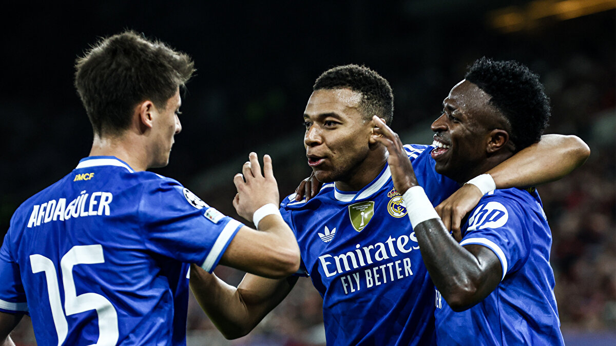 MBAPPE'DE 7 DAKİKA HAT-TRICK<br><br>29. dakikada yine sahne alan Kylian Mbappe, 7 dakikada hat-trick yaparak takımın 3-1 öne geçirmeyi başardı ve ilk yarı bu skorla sona erdi. 