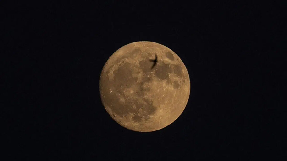 İKİZLER DOLUNAYININ BURÇLARA ETKİSİ NE OLACAK?<br>İkizler burcunda gerçekleşecek olan bu dolunay, iletişim, eğitim, ticaret ve yakın çevre ilişkilerini ön plana çıkarıyor. Astrolojik olarak İkizler dolunayının genel etkileri şunlar olabilir: