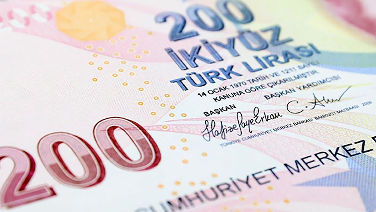 Türk lirası mevduatın payı, dolarizasyon ve kur politikası<br>TCMB Başkanı, bankacılık sisteminde Türk lirasının payının iki yıl önce yüzde 30 seviyesindeyken bugün yüzde 60’lara yükseldiğini hatırlattı. Son dönemde faizlerin düşmesi ve stopaj oranlarının artmasına rağmen TL mevduat payının yüksek kaldığını, hatta artmaya devam ettiğini söyledi. Altın fiyatlarındaki yükseliş gibi olumsuz küresel gelişmelere rağmen bu tablonun korunmasının önemli olduğunu vurgulayan Karahan, para politikasını ihtiyatlı ve doğru kalibrasyonla uyguladıkları sürece yeniden belirgin bir dolarizasyon süreci beklemediklerini belirtti. Kur tarafında herhangi bir seviye hedefi olmadığının altını çizen Karahan, Türk lirasının değerini belirleyen temel unsurların uygulanan faiz politikası ve piyasadaki dengelenme süreci olduğunu ifade etti. Piyasada tek yönlü hareketlerin oluştuğu günlerde aşırı oynaklığı sınırlamak için zaman zaman alım veya satım yönünde müdahale ettiklerini, ancak kurun “baskılanması” gibi bir politikanın söz konusu olmadığını net şekilde dile getirdi.