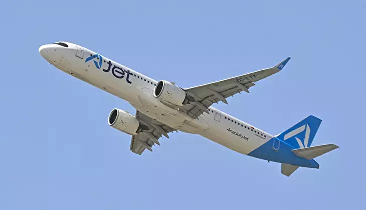 AJet indirimli bilet kampanyası ile yurt dışı kapıları aralanıyor. Döviz kurları ve artan maliyetler nedeniyle yurt dışı tatilini erteleyenler için ilaç gibi gelecek kampanya resmen başladı. Hava yolu şirketlerinin rekabeti vatandaşa yararken, AJet'in duyurduğu son kampanya detayları, seyahat tutkunlarını harekete geçirdi. 9 Dolar + vergiler şeklinde sunulması beklenen taban fiyatlarla Avrupa ve diğer yurt dışı noktalarına uçmak mümkün olacak. İşte AJet indirimli bilet kampanyası hakkında merak edilen satış tarihleri, uçuş takvimi ve fiyat detaylar.