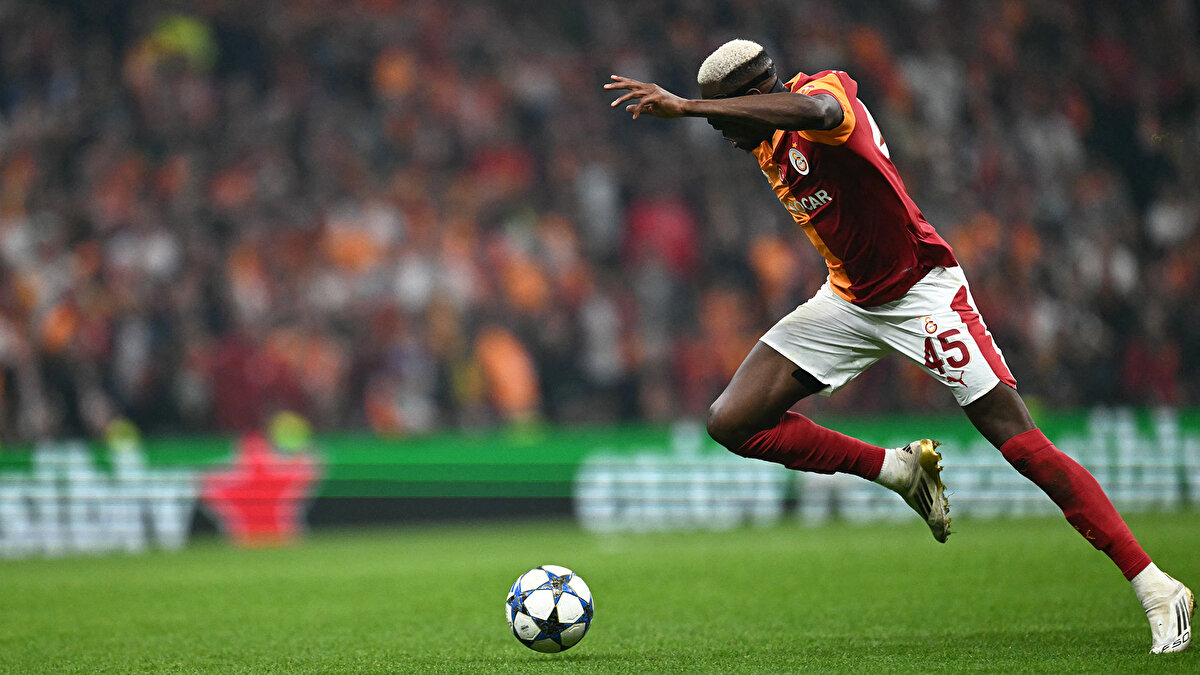 OSIMHEN DERBİDE OYNAMAK İSTİYOR <br><br>Fenerbahçe'ye karşı sahada olmak isteyen Osimhen, fedakarlık yaparak çalışmalarını devam ettiriyor.