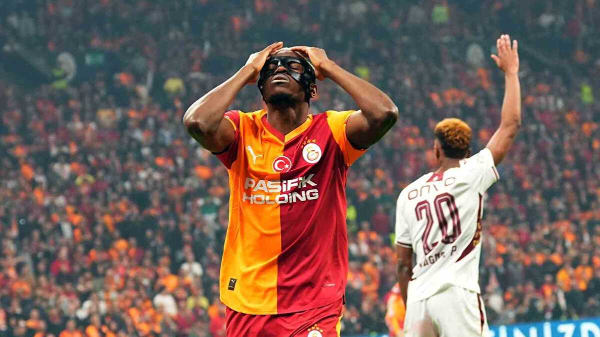 YOĞUN BİR TEDAVİ UYGULANIYOR<br><br>Onun olmadığı maçlarda zorluk yaşayan Galatasaray, yıldız golcüsünü maça yetiştirmek için yoğun bir tedavi uyguluyor.