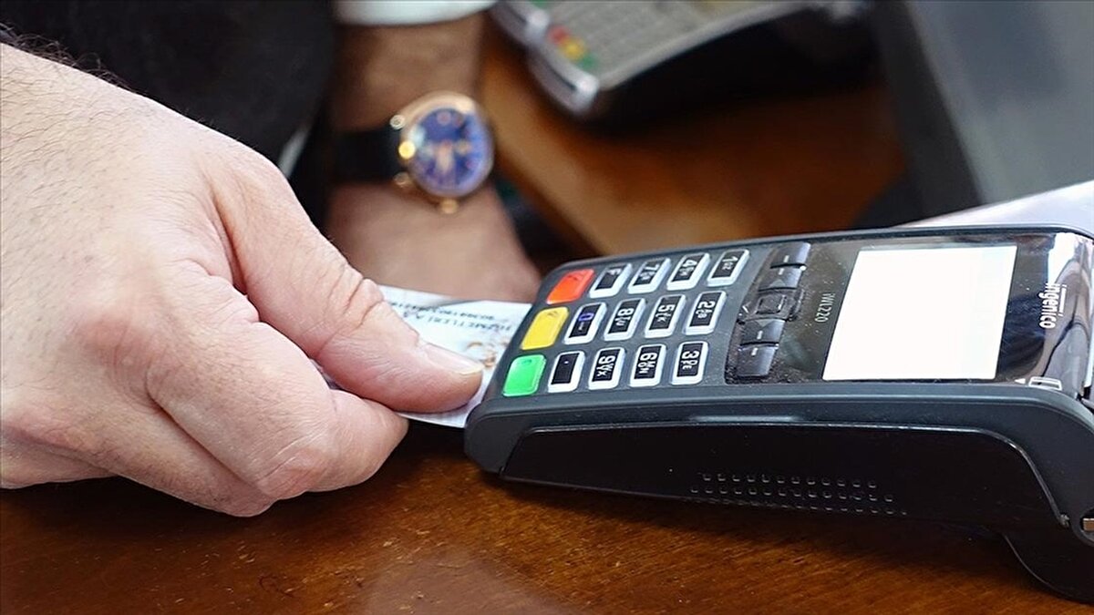 2026 yılı için yemek kartı ücreti, yeniden değerleme oranının belirlenmesiyle birlikte netleşti. Hazine ve Maliye Bakanlığı tarafından açıklanan yüzde 25,49’luk oran doğrultusunda çalışanların günlük yemek kartı tutarı 301,2 TL + KDV olarak belirlendi. Yeni rakam, Resmi Gazete’de yayımlanan tebliğle yürürlüğe girdi.