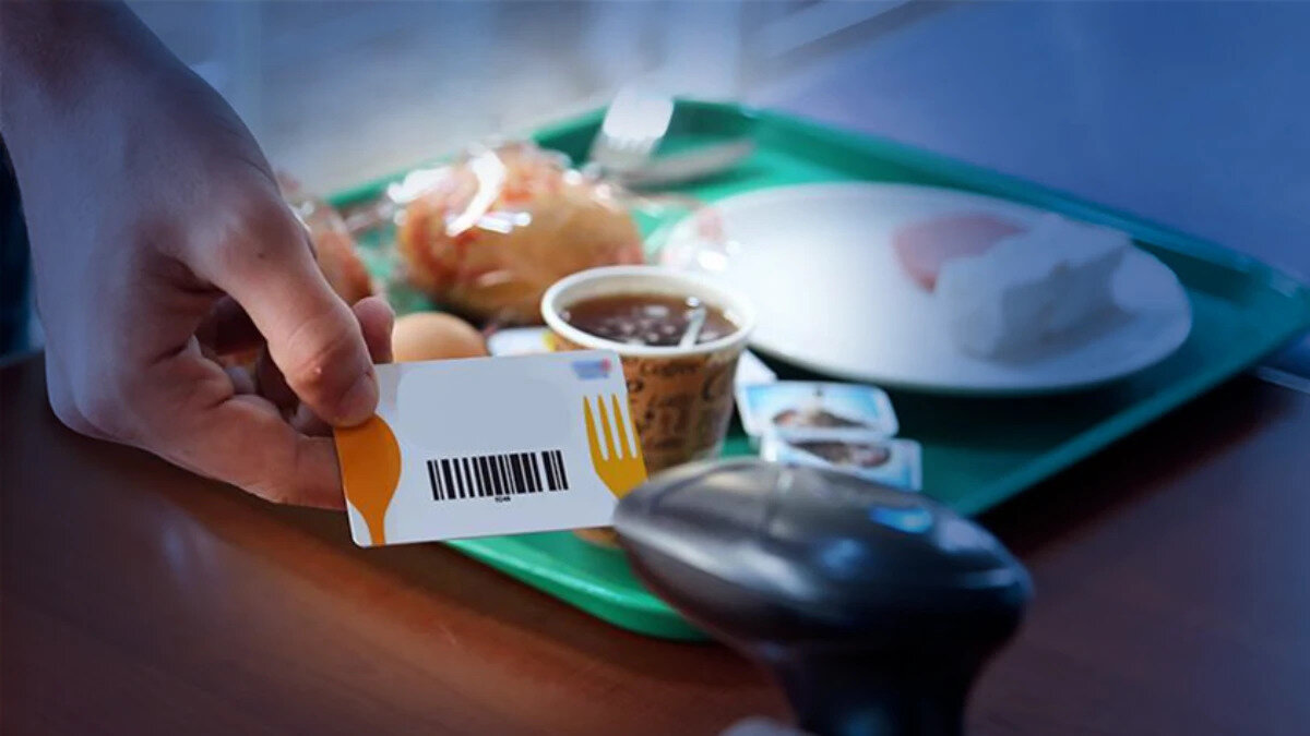 2026 Günlük Yemek Kartı Ücreti Ne Kadar Oldu?<br>2025 yılında günlük 240 TL (KDV hariç) olarak uygulanan yemek bedeli istisnası, yüzde 25,49’luk yeniden değerleme oranıyla artırıldı. Yapılan hesaplamaya göre;<br><br>2025 Mevcut Tutar: 240 TL<br><br>Artış Oranı: %25,49<br><br>2026 Yeni Tutar: 301,2 TL<br><br>Bu güncellemeyle birlikte, işverenlerin çalışanlarına sağladığı ve gelir vergisinden istisna tutulan günlük yemek bedeli 2026 yılı itibarıyla 301,2 TL'ye yükselmiş oldu. Bu rakam, çalışanların yemek kartlarına yüklenecek tutarın alt sınırını değil, devletin vergi muafiyeti sağladığı üst limiti temsil ediyor.