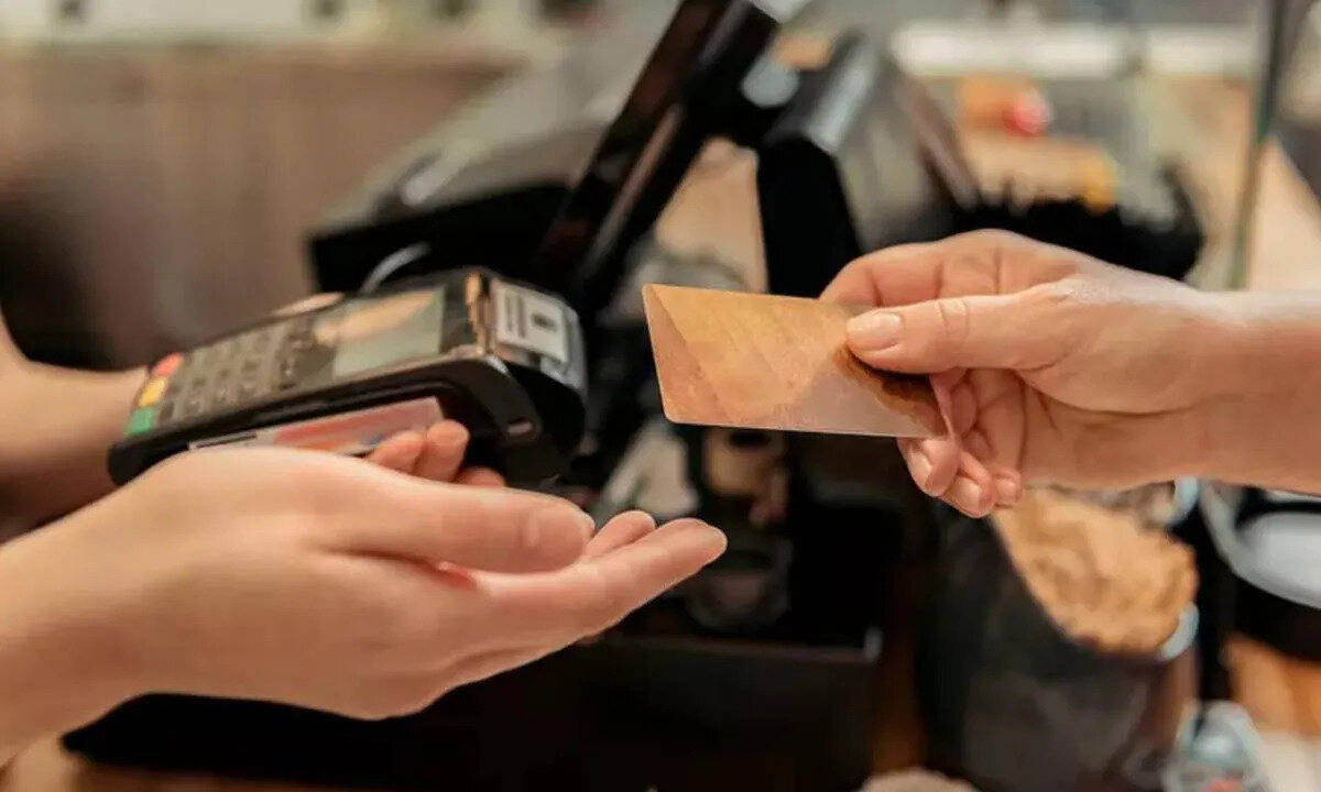 Hazine ve Maliye Bakanlığı Gelir İdaresi Başkanlığı tarafından hazırlanan Vergi Usul Kanunu Genel Tebliği'nin Resmi Gazete’de yayımlanmasıyla birlikte, 2025 yılı için yeniden değerleme oranı yüzde 25,49 olarak tespit edildi. Bu oranın belirlenmesiyle birlikte, 2026 yılında geçerli olacak vergi, harç ve istisna tutarları da yeniden hesaplandı. Çalışanların en çok merak ettiği kalemlerin başında gelen günlük yemek ücreti de bu artıştan nasibini aldı.