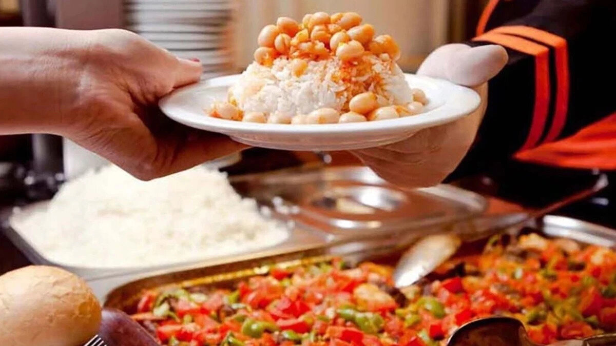 İşverenler İçin Yemek Kartı Avantajı Devam Ediyor<br>Yemek kartı desteği, sağladığı vergi avantajları nedeniyle işverenler tarafından en çok tercih edilen yan haklar arasında yer alıyor. 2026 yılında günlük 301,2 TL'lik kısmın vergiden istisna tutulması, işverenlerin maliyet yönetiminde önemli bir kalem olmaya devam edecek.