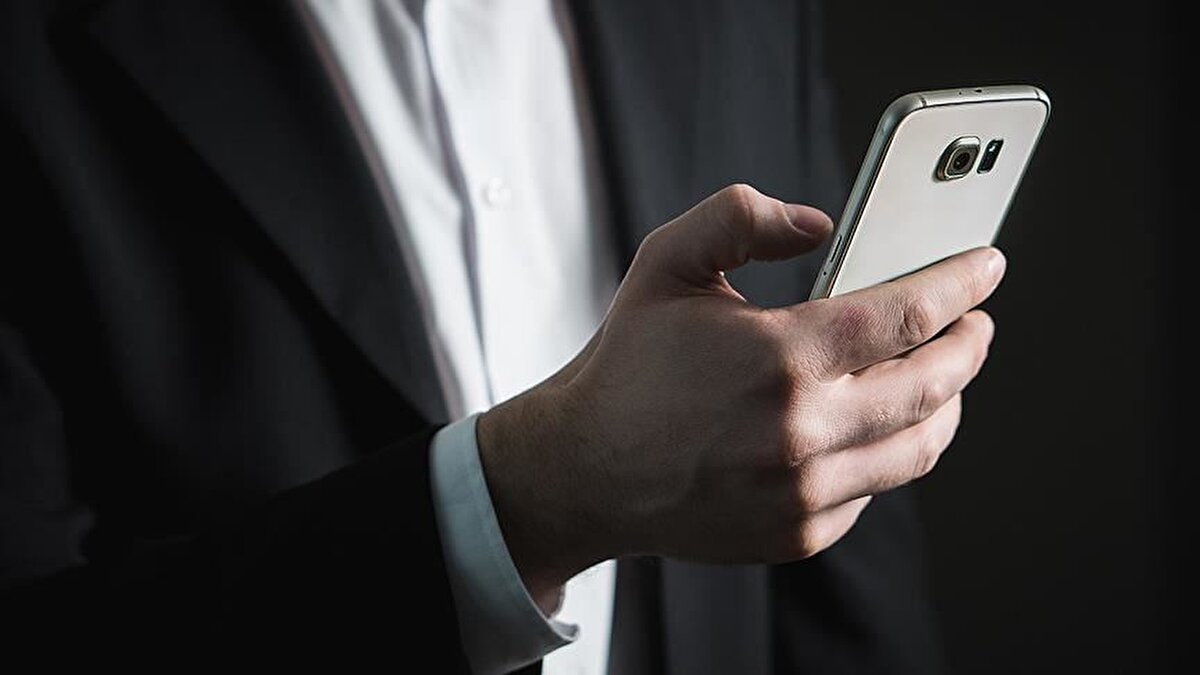 Yeniden değerleme oranının yüzde 25,49 olarak açıklanmasıyla 2026 IMEI kayıt ücreti 57.241 TL’ye yükseldi. Yurt dışından telefon getirecek vatandaşlar, 1 Ocak 2026’dan itibaren yeni tarifeyi ödemek zorunda olacak.