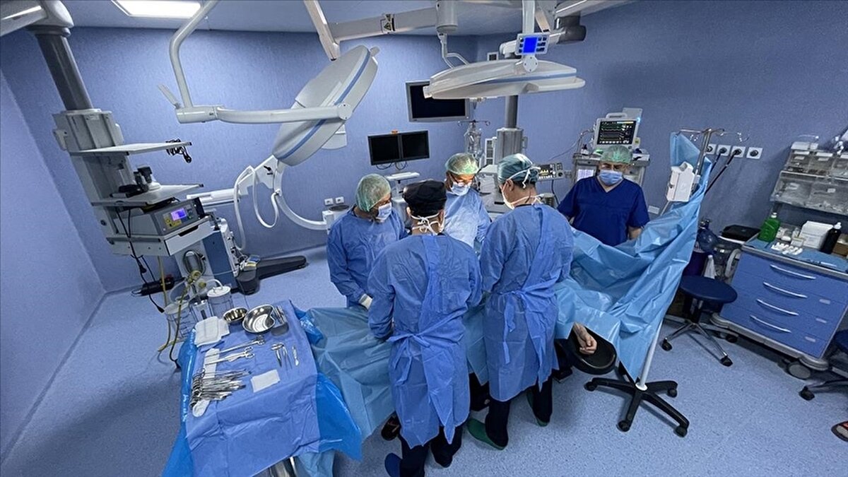 Askeri hastaneler ve personel ihtiyacı<br>Komisyonda en çok merak edilen konulardan biri olan askeri hastanelerin yeniden açılması hakkında konuşan Güler, bu konuda “çok yoğun çalışma” yürütüldüğünü belirtti. GATA bünyesindeki üniversitede yetişen doktorların TSK’nın sağlık kadrolarının temelini oluşturduğunu ifade eden Güler, halen 744 civarında doktor adayının eğitimine devam ettiğini, bu yıl mezun olan 147 tabibin birliklere gönderildiğini söyledi.