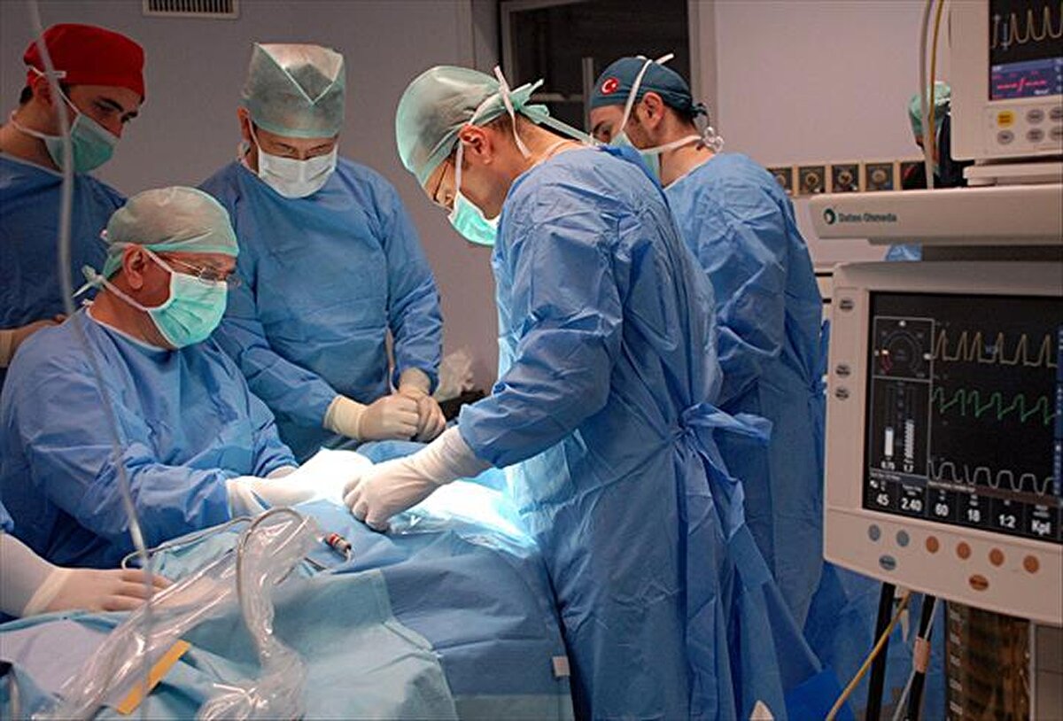 Bakan Yaşar Güler, 2026 bütçe görüşmelerinde askeri hastanelerin yeniden faaliyete geçmesine yönelik kapsamlı çalışmaların sürdüğünü, GATA’da eğitim gören yüzlerce doktor adayının TSK’nın ihtiyaçları doğrultusunda yetiştirildiğini belirtti.