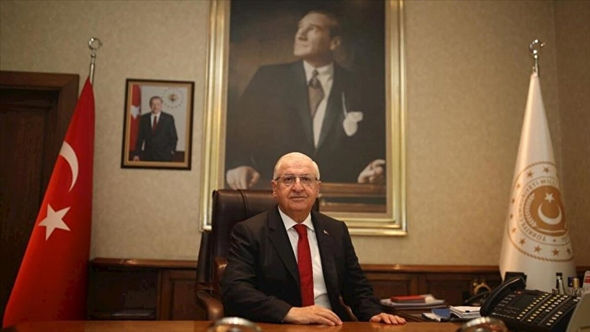 C-130 uçağı kazası üzerine açıklama<br>Azerbaycan–Gürcistan sınırında düşen C-130 askeri kargo uçağına ilişkin de bilgi veren Güler, uçakların yaşına bakılmaksızın sürekli yenilenen parçalar ve ağır bakım süreçleri nedeniyle “eski–yeni” ayrımının doğru olmadığını vurguladı. 1957’den bu yana kullanılan C-130’larda bugüne dek ölümcül kaza yaşanmadığını, mevcut olayın bu tarihten beri kaydedilen ilk büyük kaza olduğunu dile getirdi.