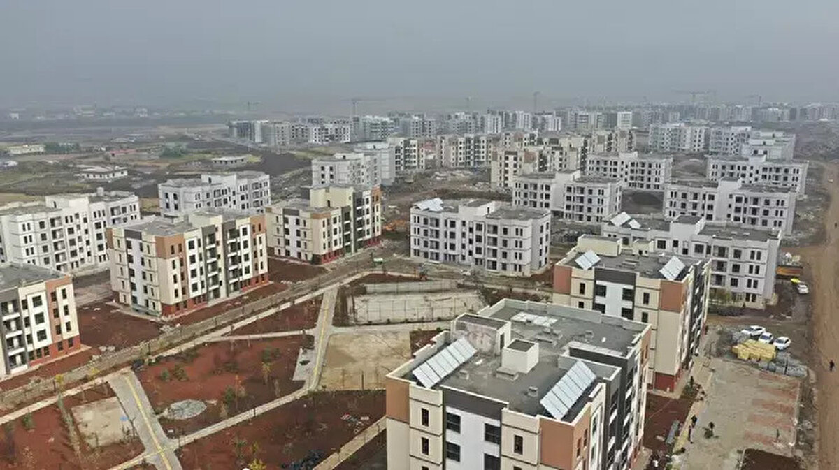 2025 TOKİ 1+1 ve 2+1 daire ödeme planı açıklandı<br><br>TOKİ 500 bin konut projesinde yüzde 10 peşinat ve 240 ay vade ile satışa sunulan dairelerin detaylı ödeme planı şöyle:<br><br>Diğer iller için TOKİ ödeme planı (2025)<br><br>1+1 – 55 m² daire<br><br>Peşinat: 180.000 TL<br><br>Aylık taksit: 6.750 TL<br><br>2+1 – 65 m² daire<br><br>Peşinat: 220.000 TL<br><br>Aylık taksit: 8.250 TL<br><br>2+1 – 80 m² daire<br><br>Peşinat: 265.000 TL<br><br>Aylık taksit: 9.938 TL