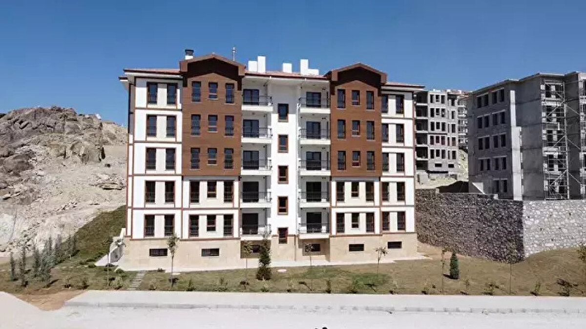 TOKİ 500 bin konut taksitleri ne kadar?<br><br>TOKİ’nin açıkladığı verilere göre başlangıç taksitleri şöyle:<br><br>İstanbul’da: 7.313 TL’den başlıyor<br><br>Diğer illerde: 6.750 TL’den başlıyor<br><br>Konut satış bedeli ise 1 milyon 800 bin TL’den başlıyor.