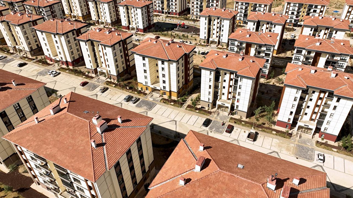 İstanbul için TOKİ ödeme planı (2025)<br><br>1+1 – 55 m² daire<br><br>Peşinat: 195.000 TL<br><br>Aylık taksit: 7.313 TL<br><br>2+1 – 65 m² daire<br><br>Peşinat: 245.000 TL<br><br>Aylık taksit: 9.188 TL<br><br>2+1 – 80 m² daire<br><br>Peşinat: 295.000 TL<br><br>Aylık taksit: 11.063 TL