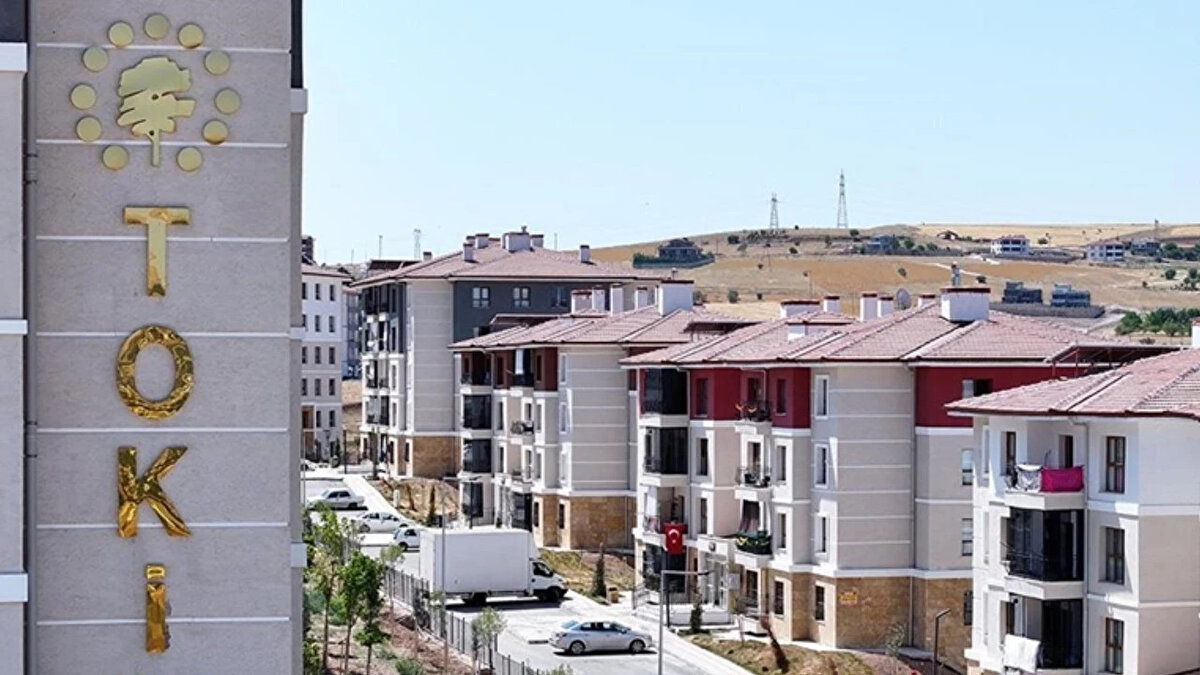 TOKİ 500 bin sosyal konut başvuruları ne zaman bitiyor?<br><br>Başvurular 19 Aralık 2025 tarihine kadar e-Devlet ve yetkili bankalar üzerinden devam edecek.