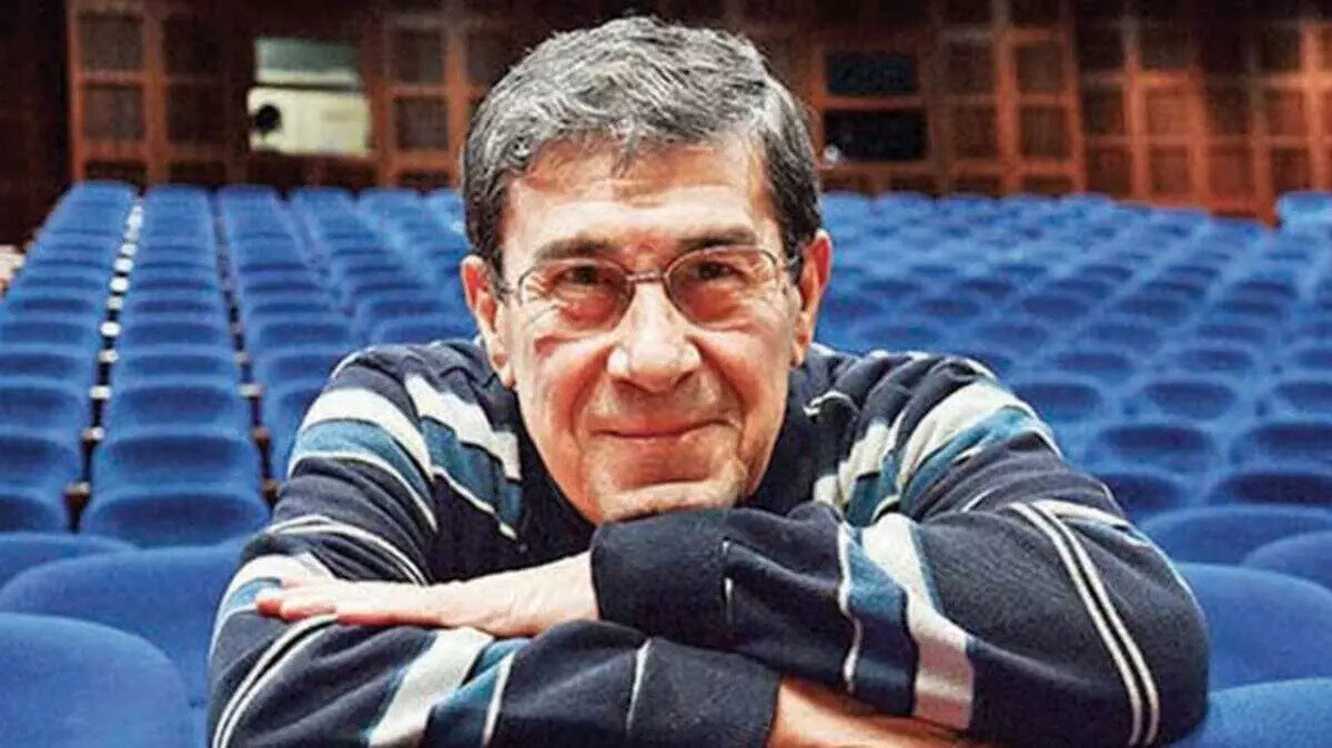 Türk sahne sanatlarının önemli isimlerinden Zihni Göktay, uzun yıllar boyunca oynadığı “Rıza” karakteriyle hafızalara kazınan Lüküs Hayat operetindeki performansıyla tanınıyor. Ekrem Reşit Rey’in kaleme aldığı, besteleri Cemal Reşit Rey’e ait olan eserdeki rolüyle geniş bir kitleye ulaşan Göktay, son günlerde yaşamına dair paylaşılan yeni görüntülerle tekrar gündeme geldi.