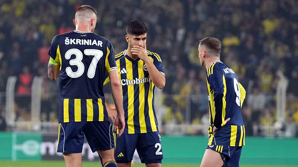 Sarı lacivertlilerde Fenerbahçe formasıyla ilk kez ilk 11'de şans bulan genç stoper Yiğit Efe Demir, yaşadığı sakatlık sonrası 75. dakikada oyundan çıkmak zorunda kaldı.