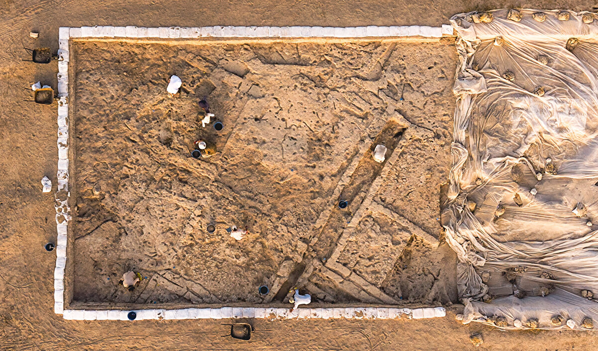 Canhasan, Orta Anadolu Neolitiği’nde Öncü<br>Canhasan kazılarının Orta Anadolu’daki kültürel gelişimi anlamak açısından büyük önem taşıdığını ifade eden Baysal, “Şimdiye kadar yalnızca Çatalhöyük üzerinden hikaye biliniyordu. Canhasan, Aşıklı Höyük, Boncuklu Höyük ve Pınarbaşı gibi erken dönem merkezlerle bağlantılı olarak, Neolitik dönemdeki kültürel ve sanatsal gelişimin ilk aşamalarını gözler önüne seriyor” diye konuştu.