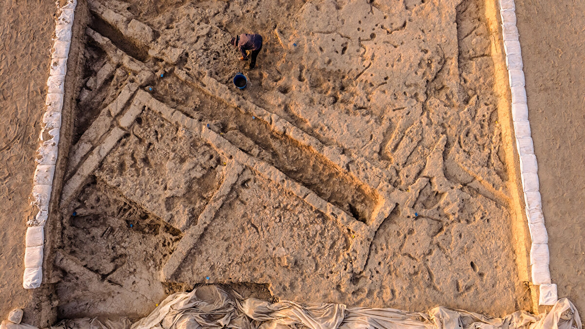 Karaman Merkez’e bağlı Alaçatı köyünde yer alan Canhasan höyüklerinde gerçekleştirilen kazı çalışmalarında, günümüzden yaklaşık 10 bin yıl öncesine tarihlenen bir sokak ortaya çıkarıldı. Ankara Üniversitesi öncülüğünde yürütülen kazılar, Türkiye’nin Neolitik dönemdeki şehirleşme anlayışına ışık tutuyor.