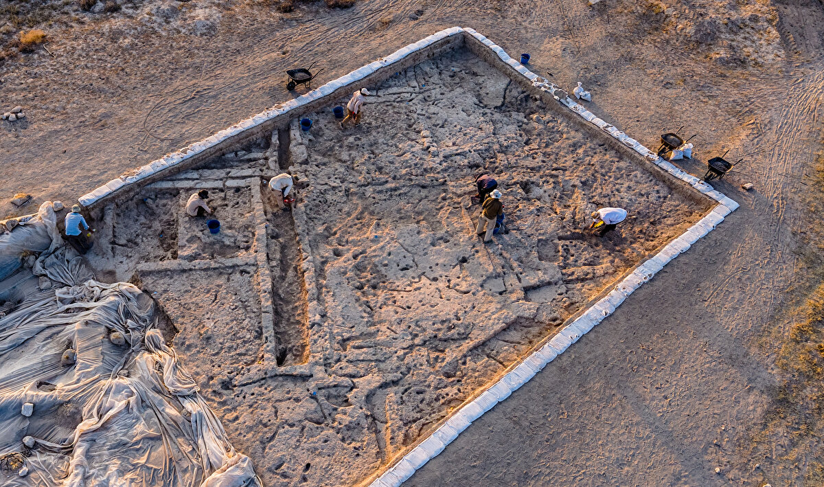 Obsidyen Ayna ve Çizi Bezemeli Aletler<br><br>Kazı başkanı Doç. Dr. Adnan Baysal, 8 bin 500 yıllık obsidyen aynanın Çatalhöyük dönemine eşdeğer olduğunu söyledi. Aynı kazılarda, çizi bezemeli ok uçları ve diğer obsidyen aletler de bulundu. Baysal, bu tür buluntuların yalnızca Türkiye sınırları içinde ortaya çıktığını belirterek, “Anadolu, bu teknoloji ve zanaatın merkezi konumundadır. Bu aynaları üretmek dönemin teknolojisi için son derece zordu” dedi.