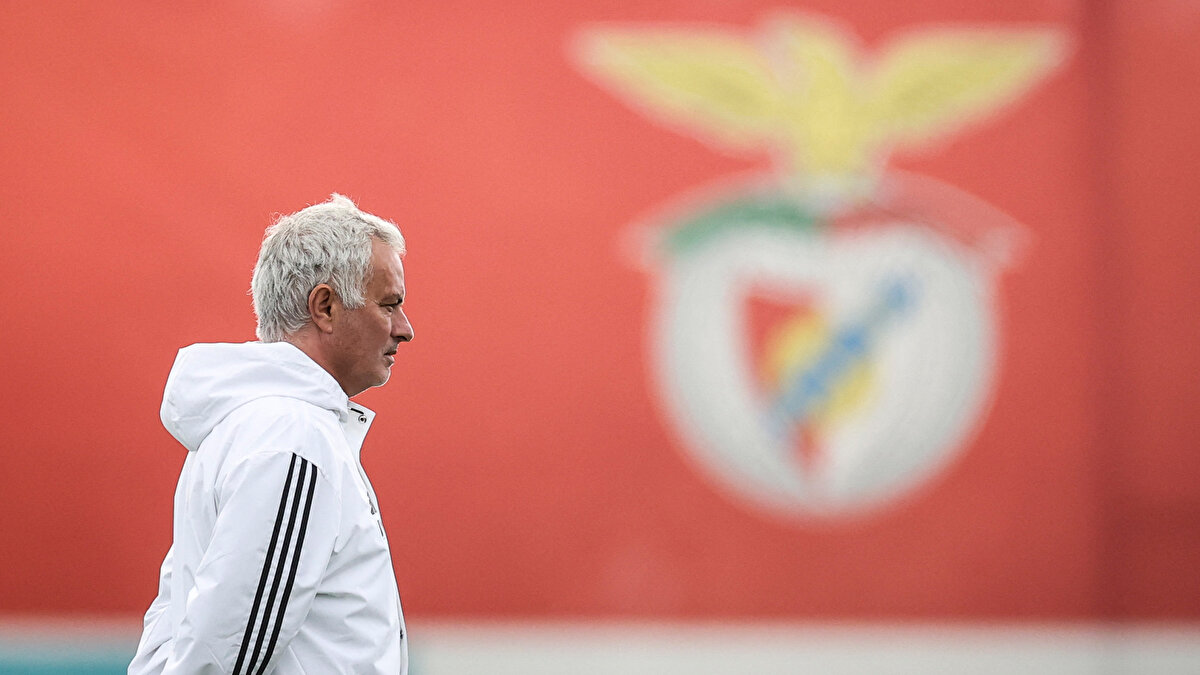 "MOURINHO, SEZON BAŞINDA RAFA'YI FENERBAHÇE'YE İSTEDİ"<br><br>Yemeniciler, "Bu sezonun başında bir sohbet sırasında Mourinho, Rafa'nın Fenerbahçe'ye gelmek istediğini söyledi. Ancak böylesine büyük bir yıldızın Beşiktaş'tan Fenerbahçe'ye geçmesi kolay değildi, nitekim gerçekleşmedi." açıklamasını yaptı. <br>