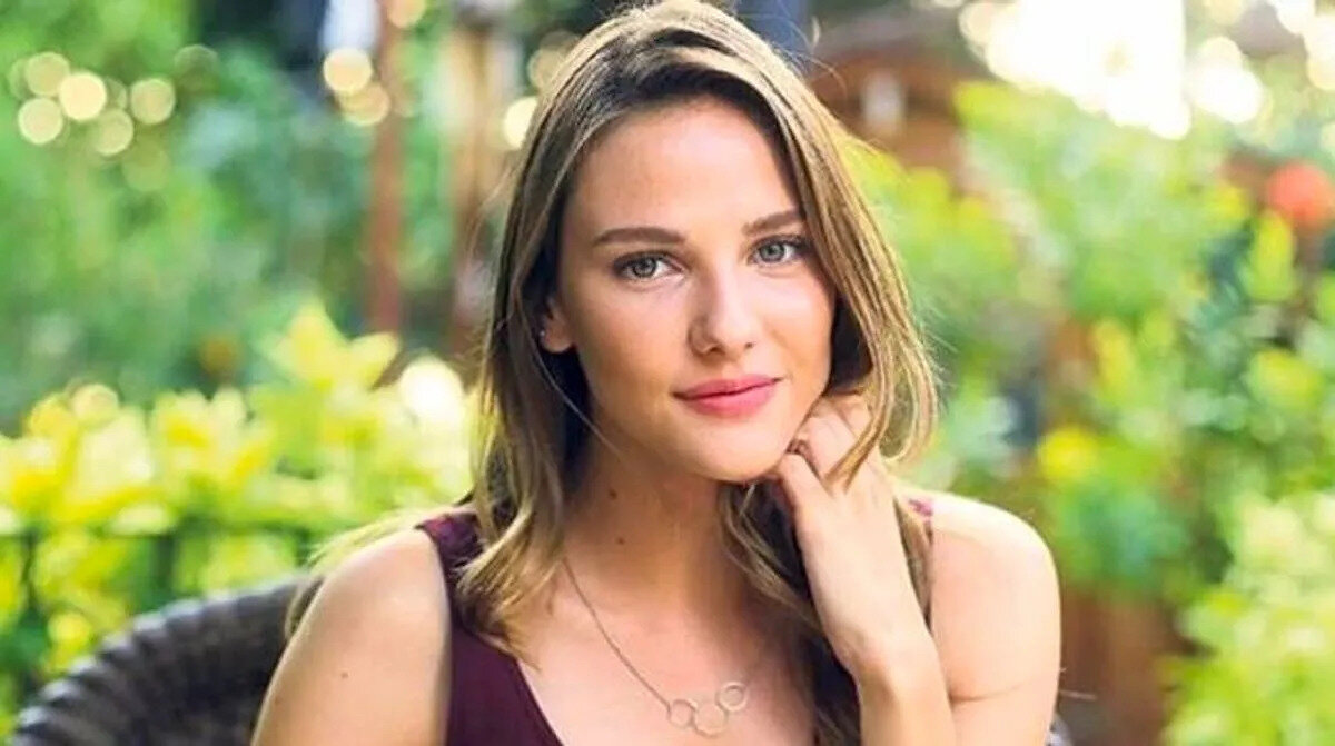 Yeni sezon için hazırlanan “Doc” dizisi, oyuncu kadrosunda yaşanan sürpriz gelişmeyle gündeme taşındı. Mevsim karakteri için yaz döneminde anlaşma sağlayan Alina Boz, yapım şirketi ile yollarını ayırmıştı. Ancak kamera arkasında konuşulan iddialar, ayrılığın açıklanandan çok daha farklı şekilde gerçekleştiğini ortaya koyuyor.