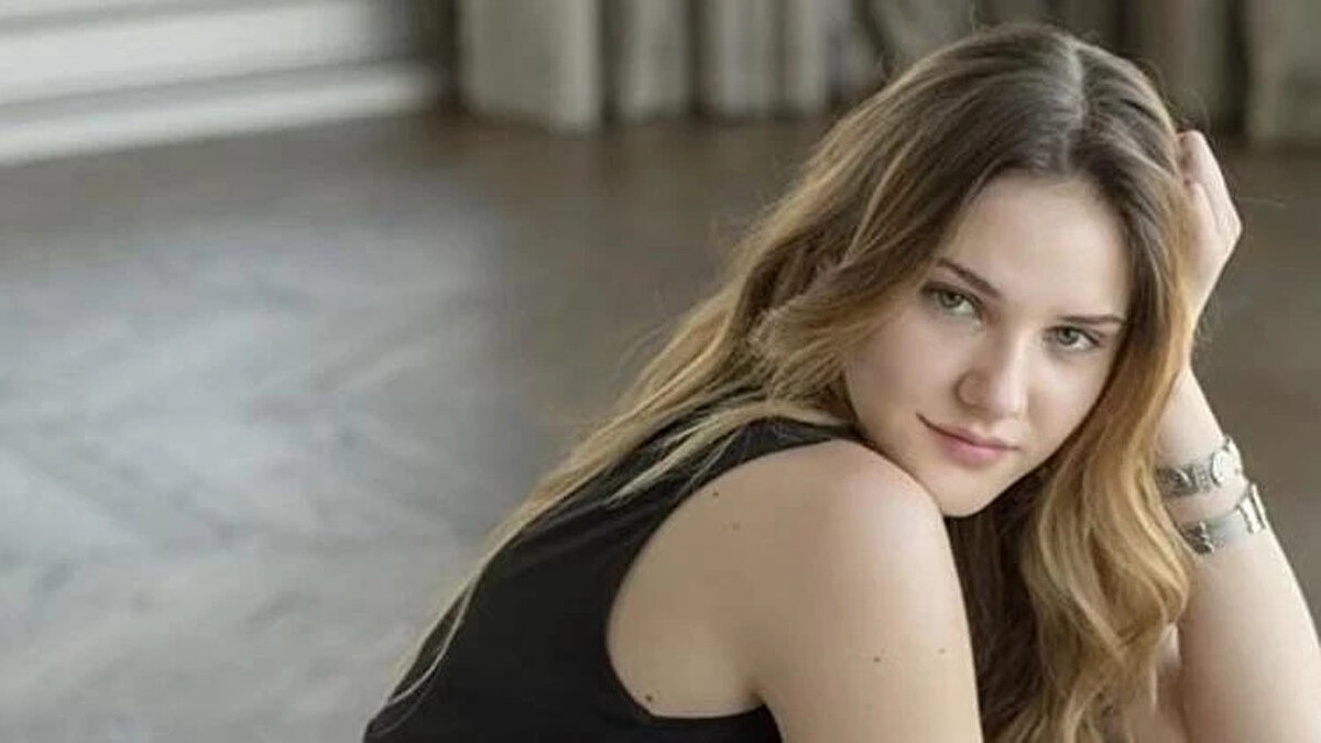 Başrol değişikliği projeyi yeniden şekillendiriyor<br>Boz’un ayrılığı, dizinin erkek başrolü İbrahim Çelikkol ile planlanan çekim takviminde de değişikliklere yol açtı. Yapım şirketinin, yeni kadın başrol için yönünü kısa süre önce Kızılcık Şerbeti’nden ayrılan Sıla Türkoğlu’na çevirdiği öğrenildi. Türkoğlu ile görüşmelerin devam ettiği, kararın hafta sonuna kadar netleşmesinin beklendiği bildirildi.