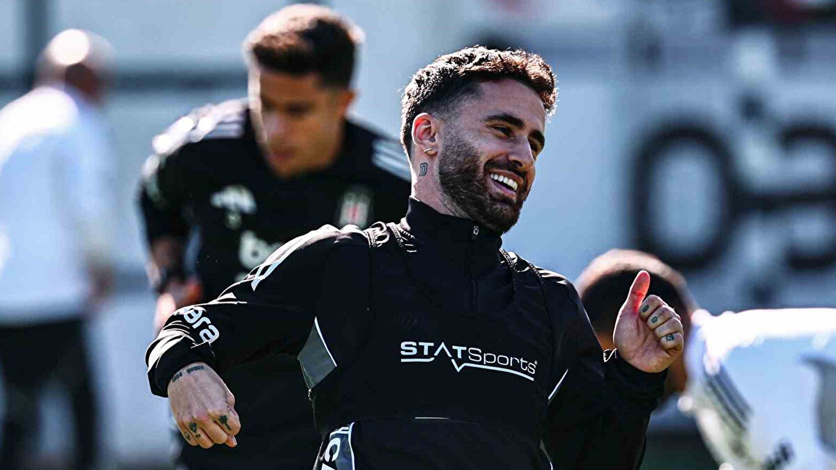 Beşiktaş'ta bir süredir Rafa Silva krizi yaşanıyor. Portekizli yıldız, takımda kalmak istemediğini yönetime belirtti ve antrenmanlara çıkmadı. 